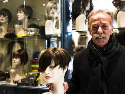 L'esercizio commerciale � condotto oggi dal 61enne Piero Mansueto, uno dei pochi parruccai artigianali rimasti in Italia